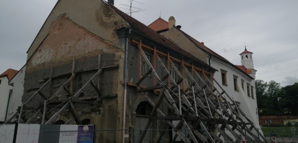 Venkovní pohled z Husovy ulice