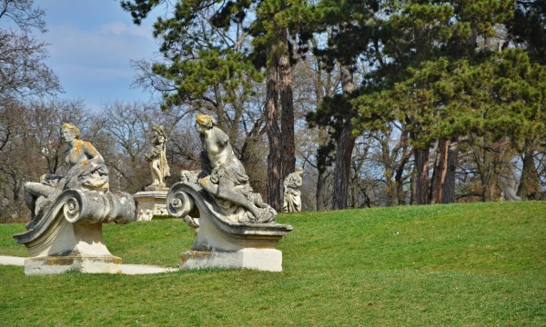 Restaurování soch v zámeckém parku