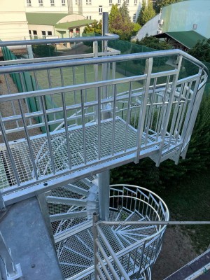 Nové únikové schodiště