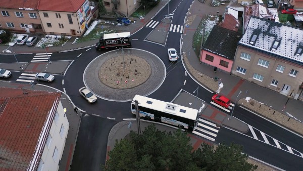 nová kruhová křižovatka na ulici ČSA