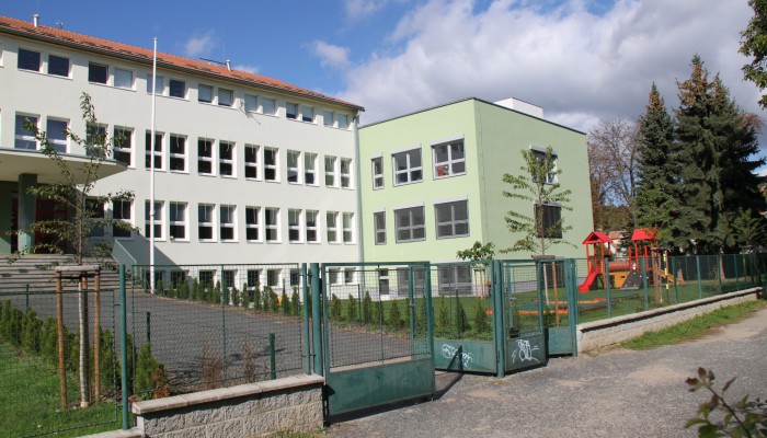 Oprava střechy východního pavilonu Základní školy Komenského náměstí